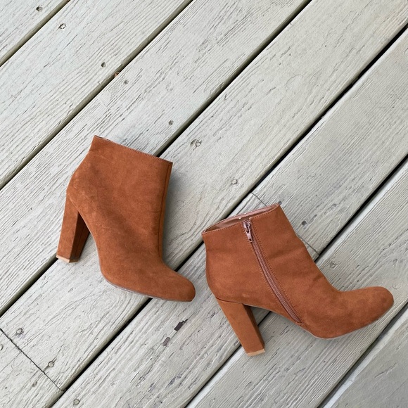 Bamboo - Woman’s camel color ankle faux side boots with 4” block heels, Size: 8 - Picture 4 of 9